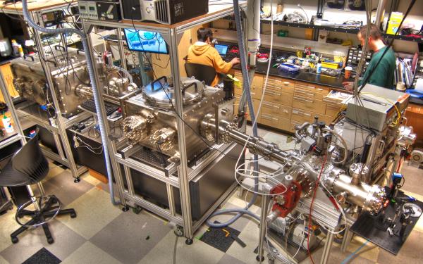 apparatus in the DiMauro-Agostini lab